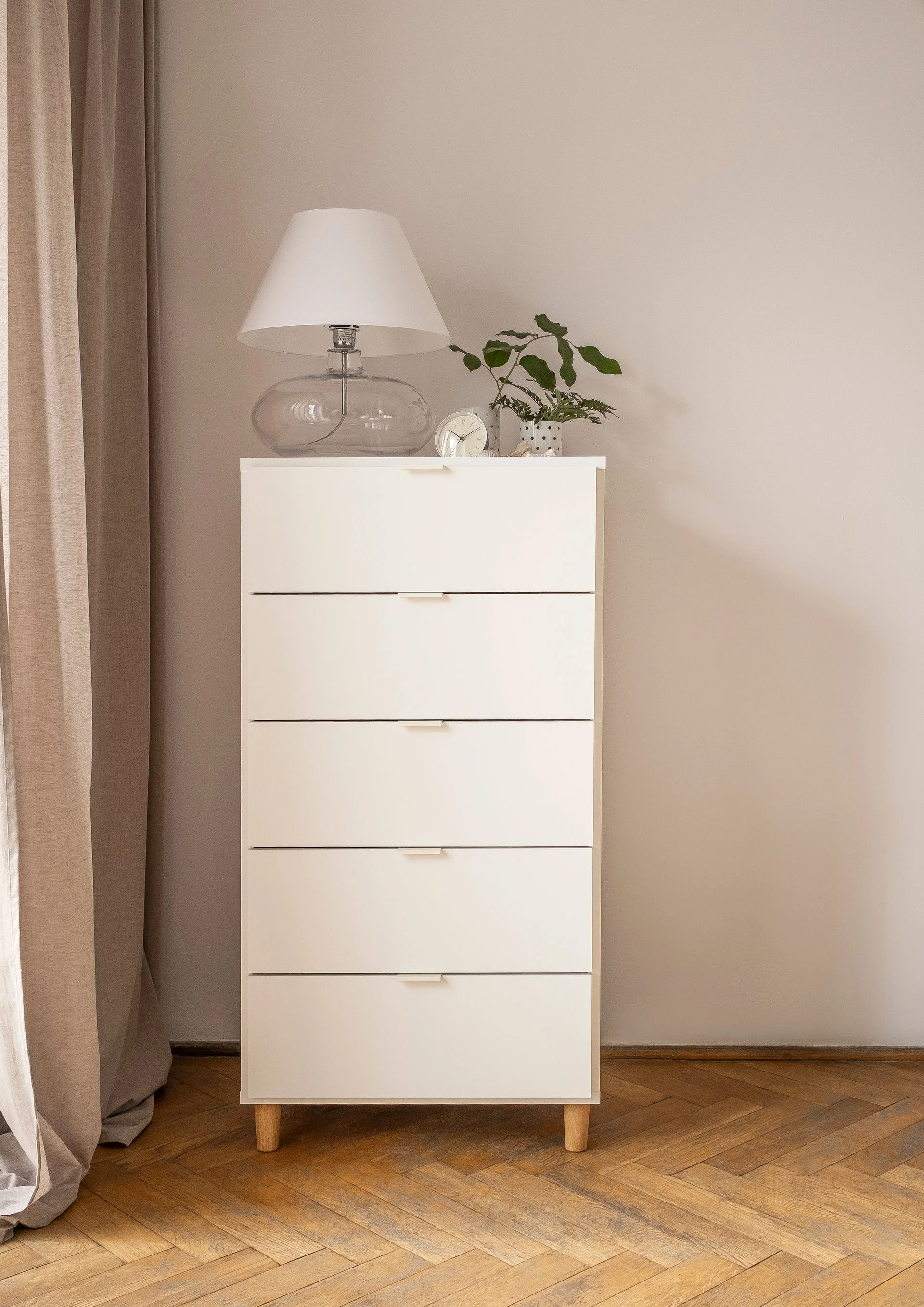 Jasna komoda w klasycznym stylu 
